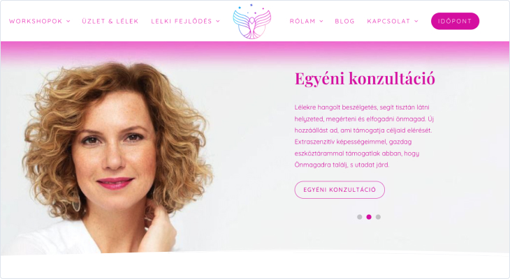 Kép Biegelbauer Lilla coach weboldaláról. Az időpontfoglaló gomb pink színű és jól látható helyen, az oldal jobb felső sarkában található. 